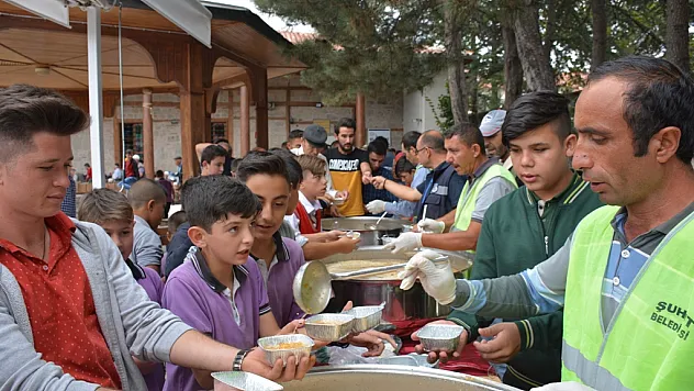 2,5 ton aşure dağıtıldı