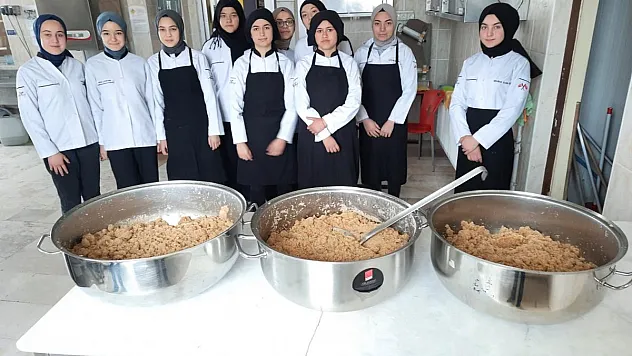 Öğrenciler depremde hayatını kaybedenler için hayır helvası dağıttı