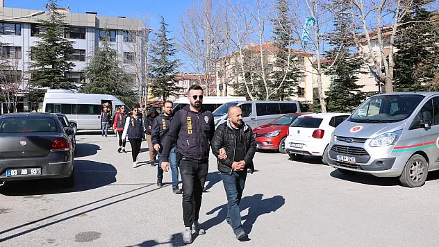 Depremzedeler ve piyasadan 13 milyon lira dolandıran şebeke mahkeme huzurunda