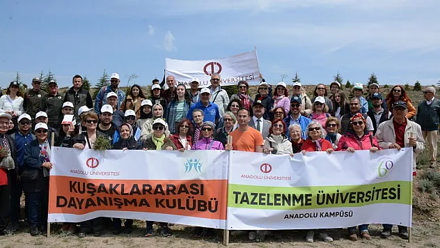 3 kuşaktan öğrenciler birlikte bin fidan dikti