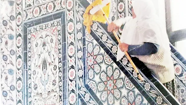 30 ev kadını her hafta bir camiyi temizliyor