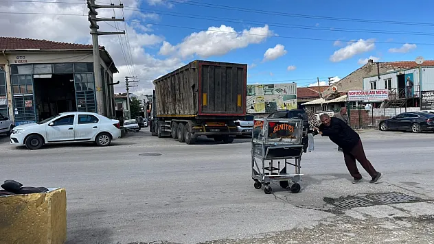 4 Çocuğunu Simit Satarak Okutuyor