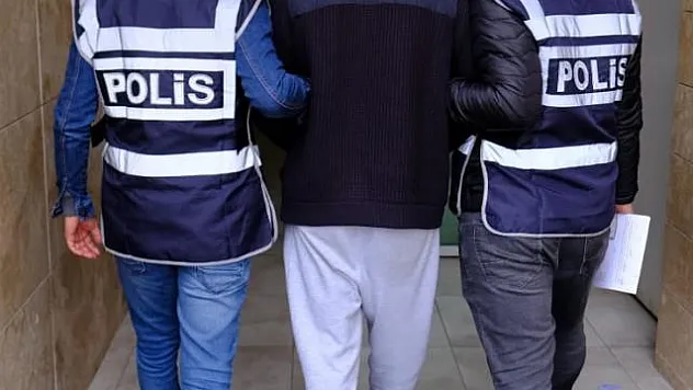4 farklı hırsızlık suçundan aranan şahıs polis tarafından yakalandı