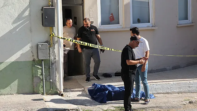 56 Yaşındaki Adam Yaşadığı Evin Önünde Ölü Bulundu