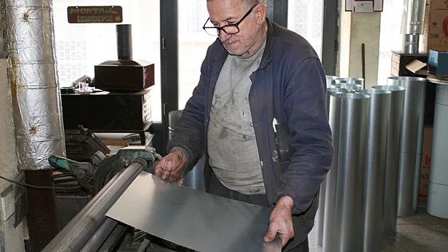 72 Yaşındaki Kemal Ateş Yarım Asırdır Soba Tamirciliği Yapıyor