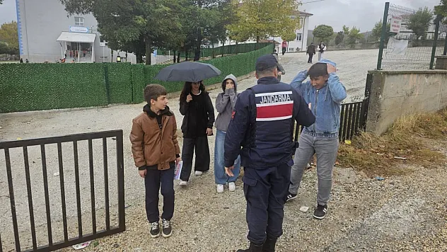 80 Jandarma Personeli Okul Çevrelerinde Denetim Yaptı