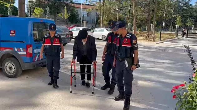 82 yaşındaki karısını 25 bıçak darbesiyle öldürmüştü. Bakın Adliye’ye nasıl getirildi