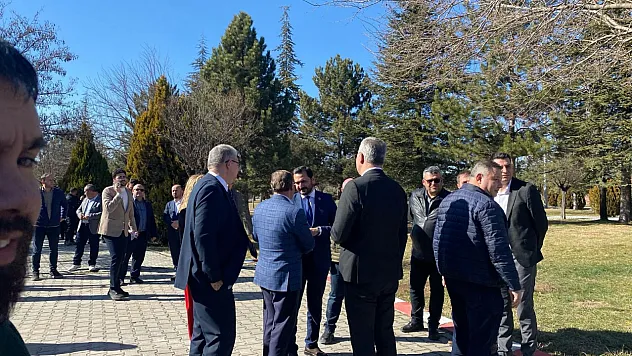Açılış Töreni Gecikti, İl Başkanları Tepki Gösterdi