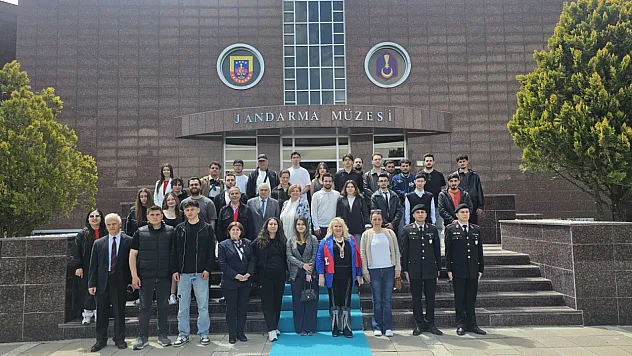 ADD'li Gençler, İsmet İnönü'nün Kızıyla Sohbet Etti
