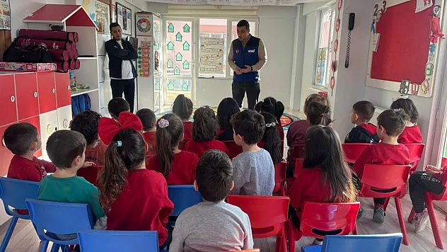 AFAD İki Okulda Eğitim Verip, Tatbikat Yaptı