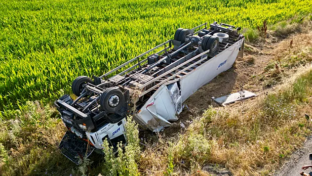 AFAD'ın Beyaz Eşya Yüklü Tırı Devrildi
