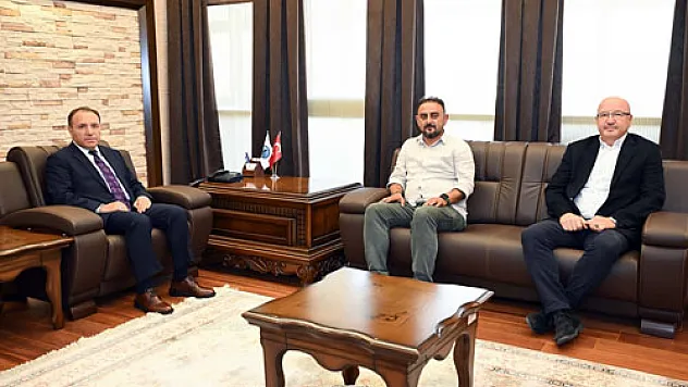 AFPAD Başkanı Kalkan, Rektör Karakaş'a 100. yıl madalyonunu verdi