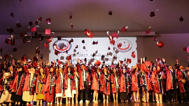 AFSÜ 25. Dönemde 695 Öğrenci Mezun Oldu
