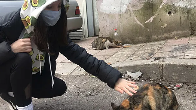 AFSÜ’lü öğrenciler minik canlarla  sevgilerini  paylaştı