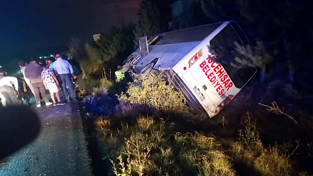 Afyon'da Belediye Minibüsü Devrildi: Çok Sayıda Yaralı Var!