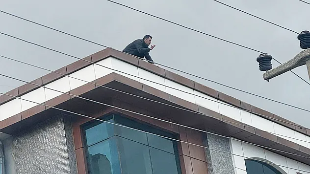 Afyon'da Çatıya Çıkan Adama İkna Seferberliği