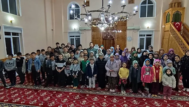 Afyon'da Çocuklar Teravihe Koşuyor