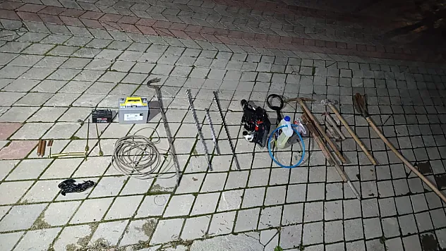 Afyon'da Define Peşinde Suçüstü: Jandarmayı Görünce Böyle Kaçtılar!