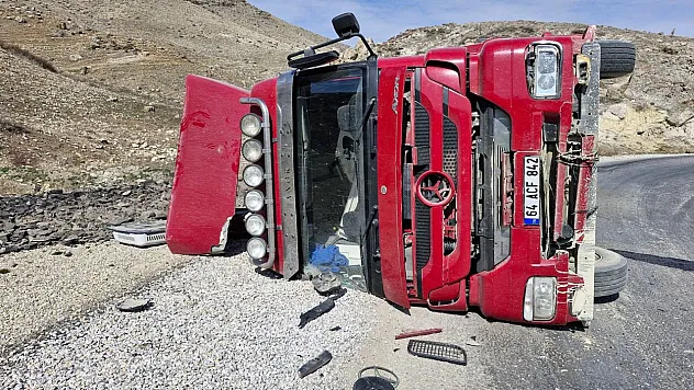 Afyon'da Direksiyon Hakimiyetini Kaybeden Tır Devrildi