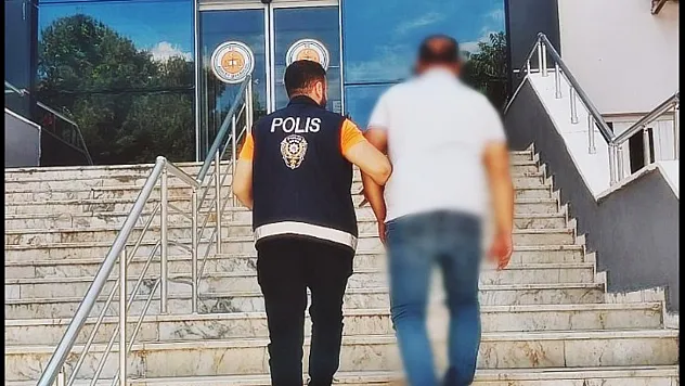 Afyon'da Dolandırıcı Kardeşinin Kimliğiyle Kaçmaya Çalıştı