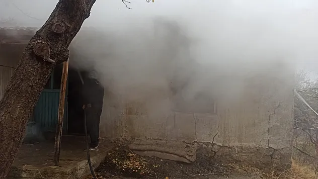 Afyon'da Ev Yangını: Komşuların Dikkati Felaketi Önledi