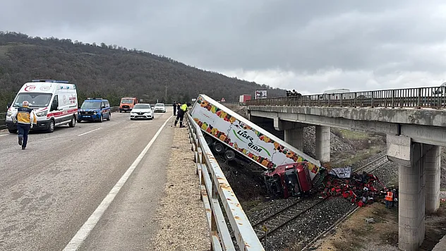 Afyon'da Faciadan Dönüldü! Tır Tren Yoluna Düştü, Ulaşım Felç Oldu