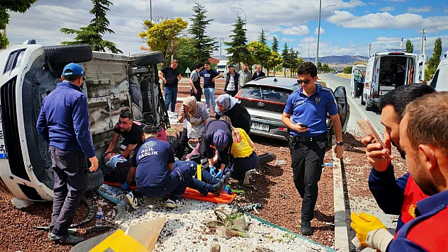 Afyon'da Feci Kaza! Otomobiller Savruldu, 7 Yaralı