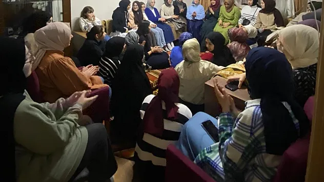 Afyon'da Gençler İlk Teravihte Buluştu