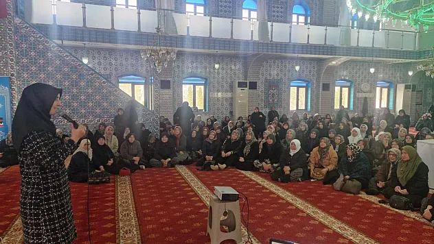 Afyon'da Hacı Adaylarına Eğitim Seminerleri Düzenlendi