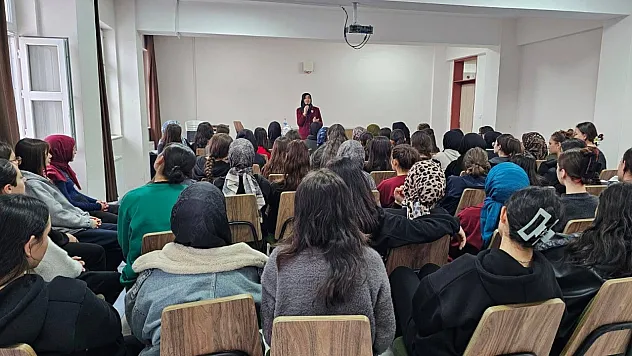 Afyon'da Kız Öğrencilere 'Örnek Ahlak' Semineri Verildi