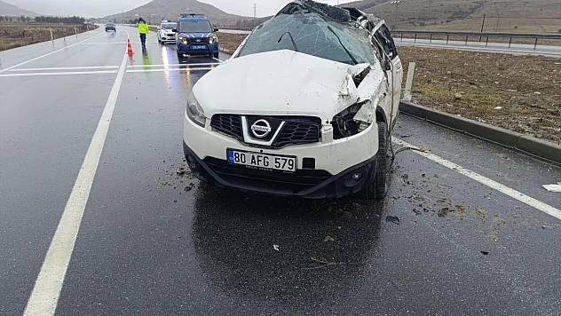 Afyon'da Kontrolden Çıkan Araç Takla Attı: 3 Yaralı