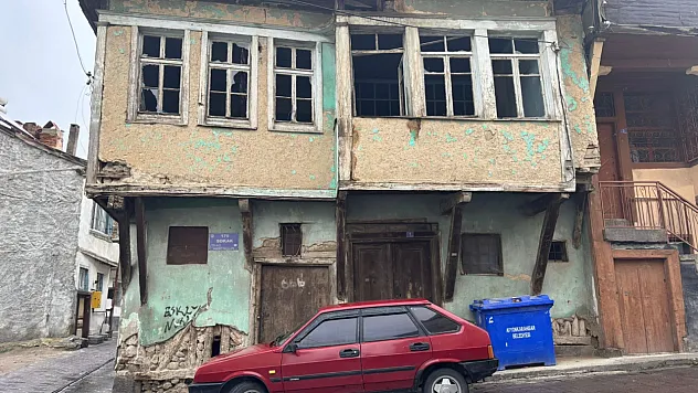 Afyon'da Korkutan Görüntü: Her An Çökebilir!