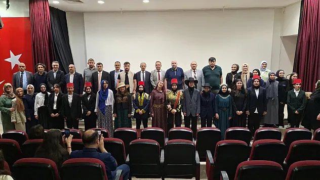Afyon'da Lise Öğrencilerinin Tiyatro Performansı Beğenildi