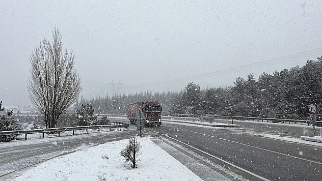 Afyon'da Merkezde Yağmur, Zirvede Kar