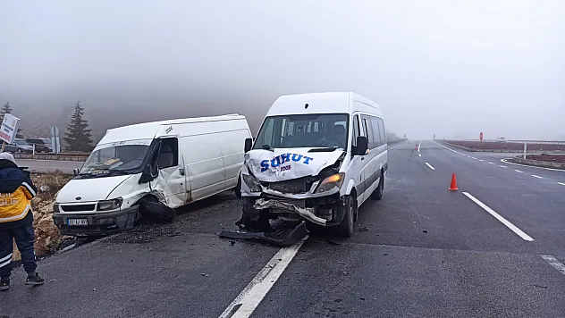 Afyon'da Minibüs İle Kamyonet Çarpıştı