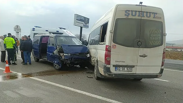 Afyon'da Minibüslerin Çarpıştığı Kazada 7 Yaralı