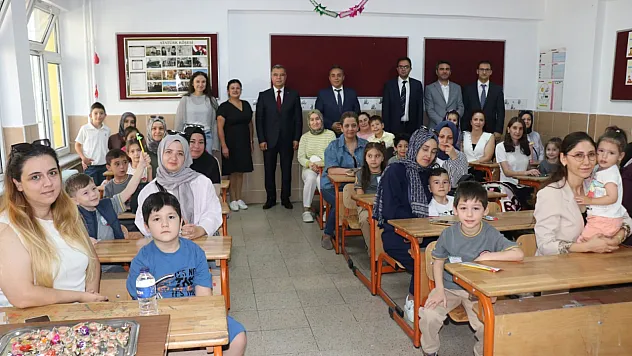Afyon'da Miniklerin İlk Gün Heyecanı! Okulun Kapısından Böyle Girdiler