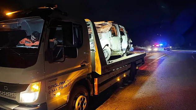 Afyon'da Ticari Araç Devrildi: Çok Sayıda Yaralı Var