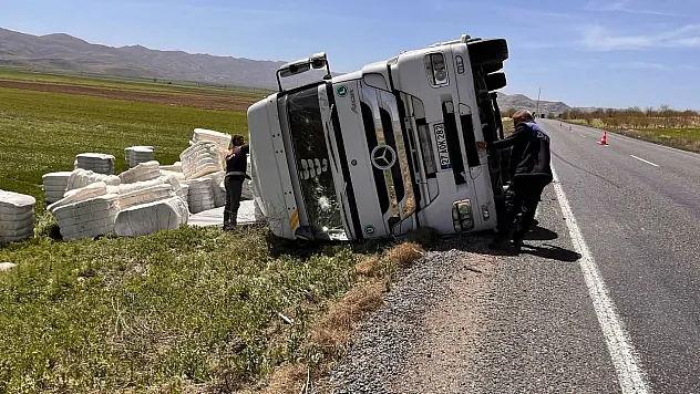 Afyon'da Tır Sürücüsünü Sıkıştığı Yerden İtfaiye Kurtardı