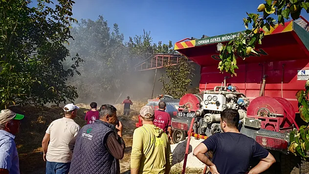Afyon'da Yangın Dehşeti! Alevler Traktöre De Sıçradı