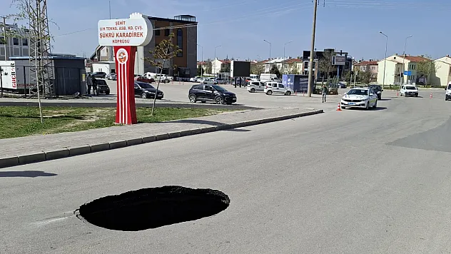 Afyon'da Yol Göçtü! Trafik Kapanmadan Geri Dönün