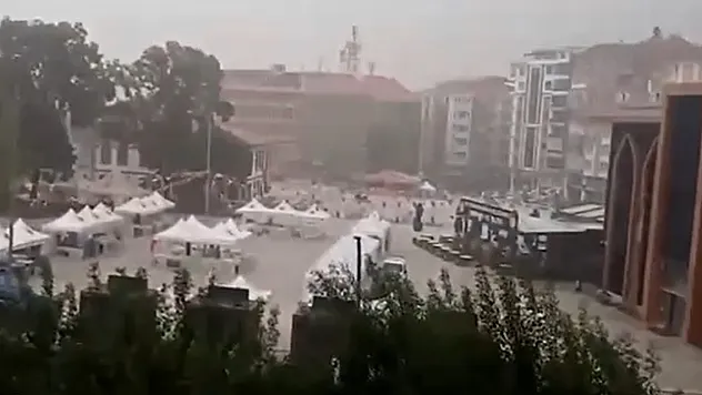 Afyon'da Yollar Nehre Döndü! İşte Vatandaşların Çektiği O Görüntüler