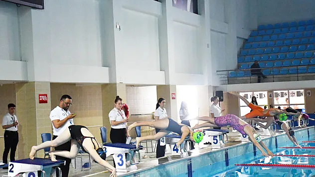 Afyon'da Yüzme Müsabakaları Nefes Kesti