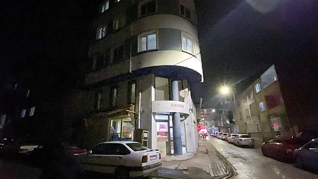 Afyon'daki O Binada Göçme Tehlikesi. Bina Boşaltılıyor