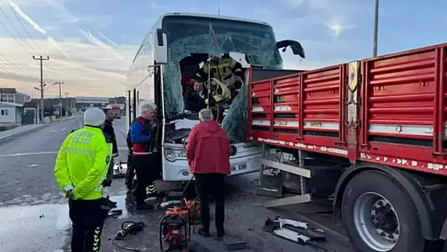 Afyon'dan Gidiyordu! Otobüs Tıra Çarptı! Kütahya'da Feci Kaza