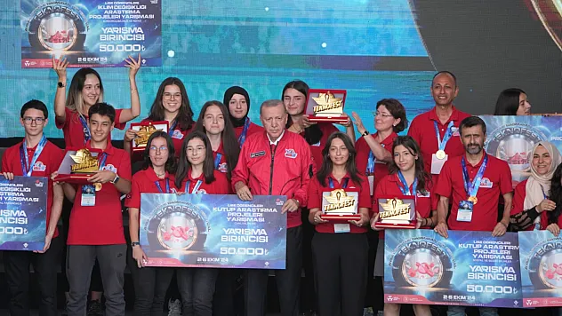 Afyon Ekibine Ödülünü Cumhurbaşkanı Erdoğan Verdi