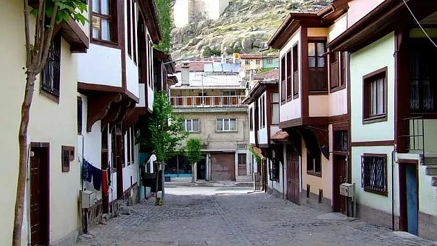 Afyon ile Afyonkarahisar Aynı Yer mi?