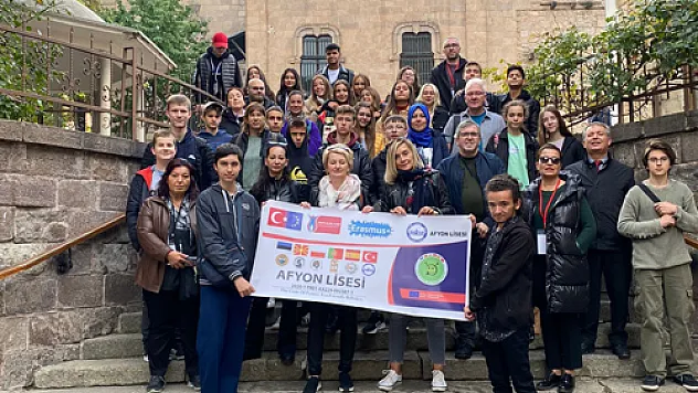 Afyon Lisesi'nde yabancı öğrenciler 'Doğa Dostu Robotlar' eğitimi aldı