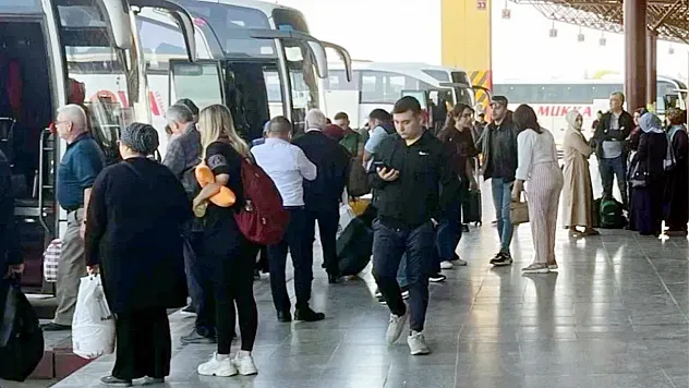 Afyon Otogarı'nda Hüzünlü Aşk Sahnesi