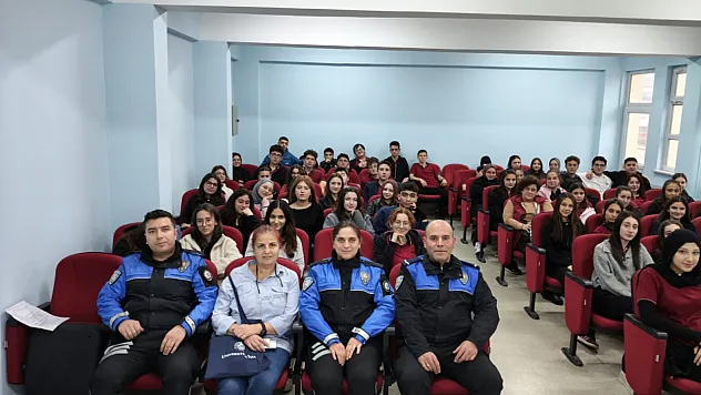 Afyon Polisi, Gençleri Bilgilendiriyor
